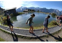 Kitzelpfad am Härzlisee, copyright: Brunni-Bahnen Engelberg Kitzelpfad am Härzlisee