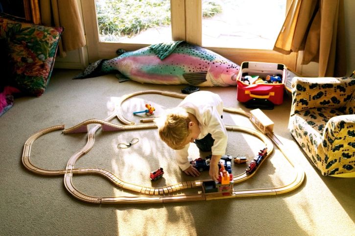 Kinder lieben es, mit einer Eisenbahn zu spielen.